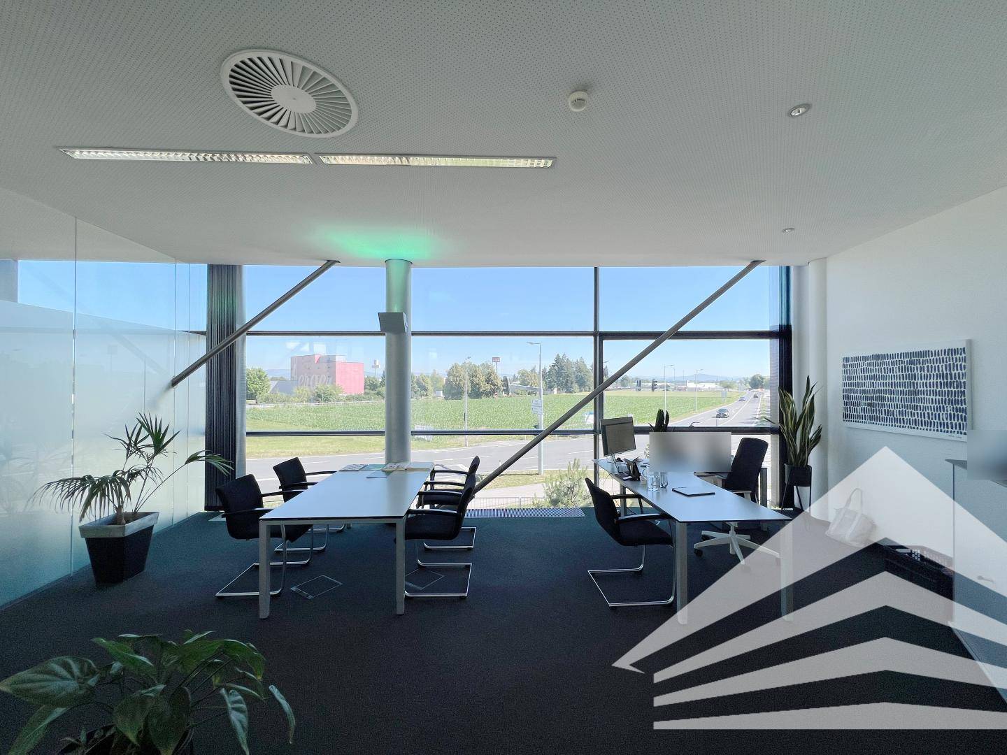Office space with balcony and air conditioning in convenient location