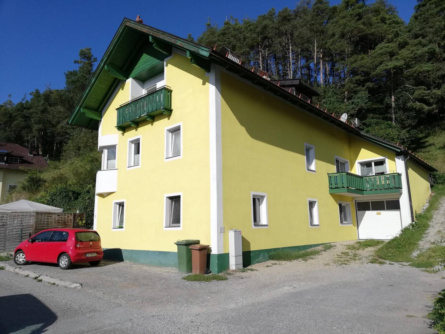 Sanierte Mehrfamilienhausanlage mit Garten und Garage