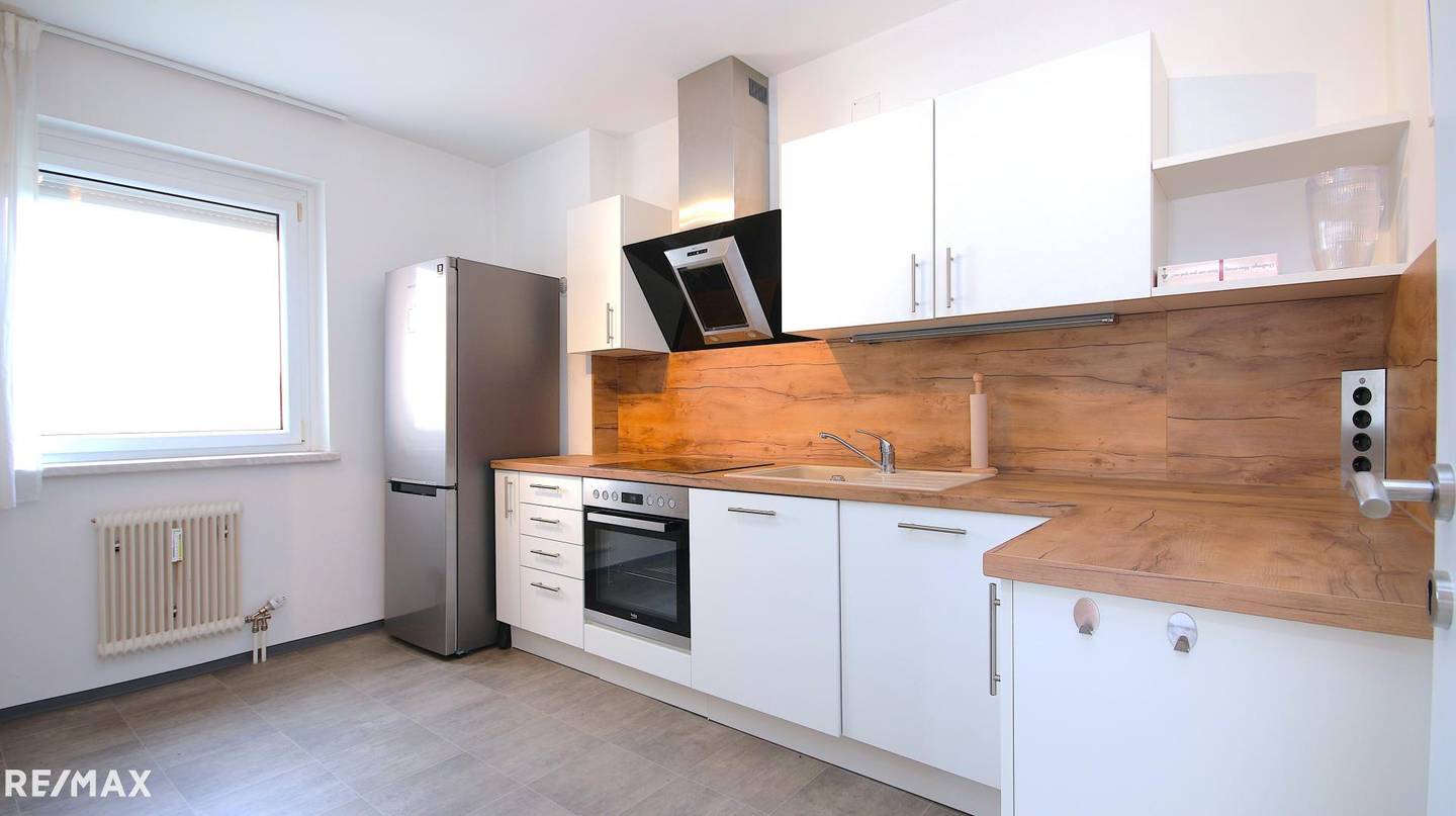 Bright 2-Room Apartment with Loggia and Parking