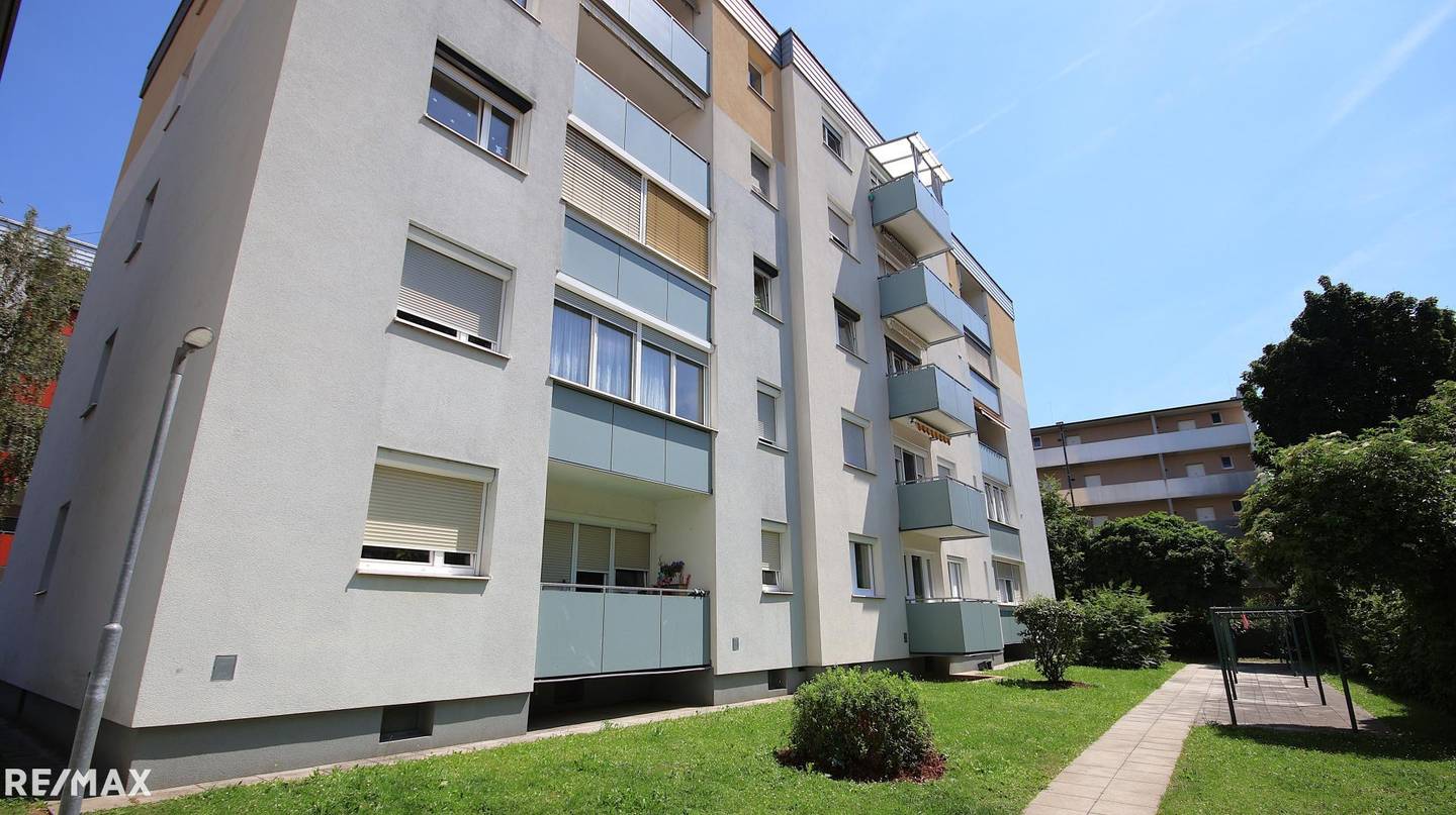 Bright 2 Room Apartment with West Balcony and Courtyard View
