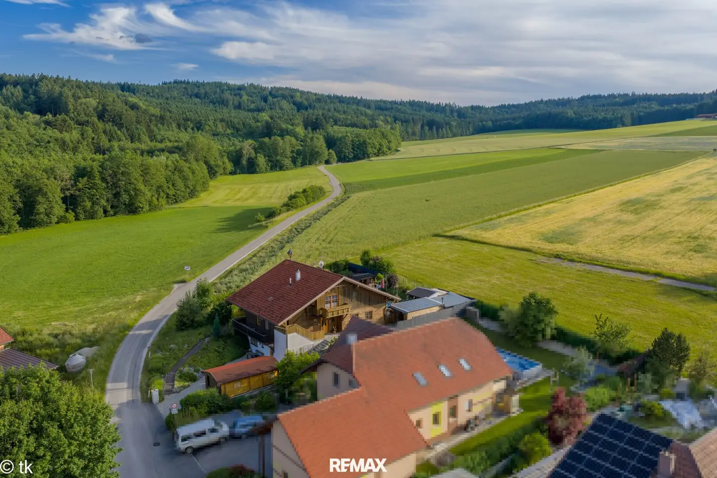 Geräumiges Mehrfamilienhaus mit Garten Pool und Garage