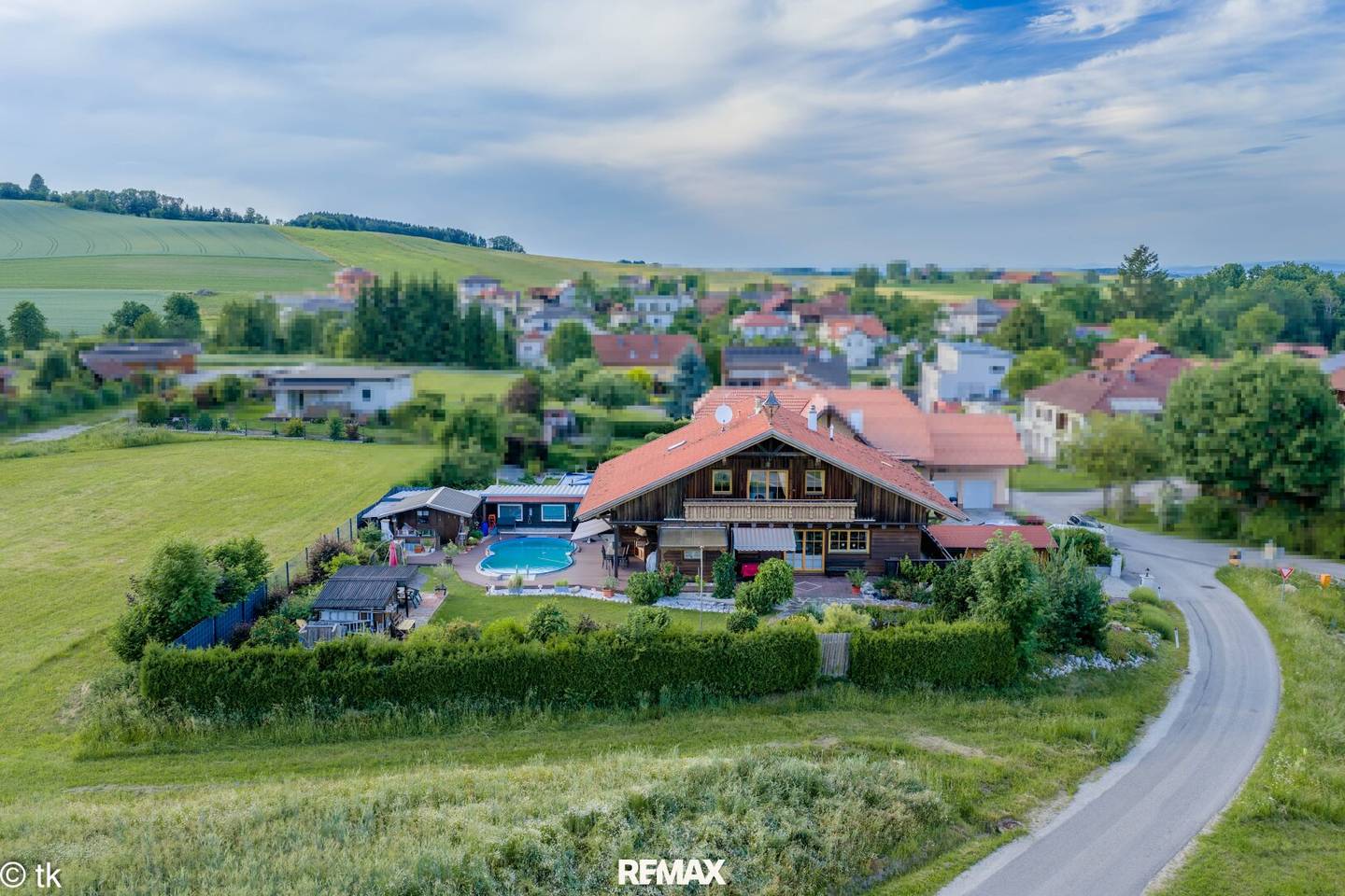 Geräumiges Mehrfamilienhaus mit Garten Pool und Garage