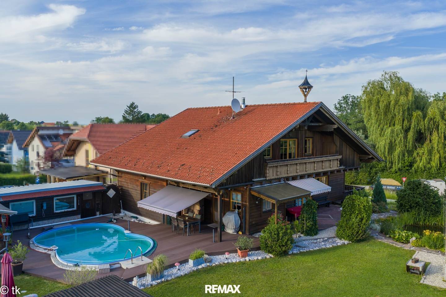 Geräumiges Mehrfamilienhaus mit Garten Pool und Garage