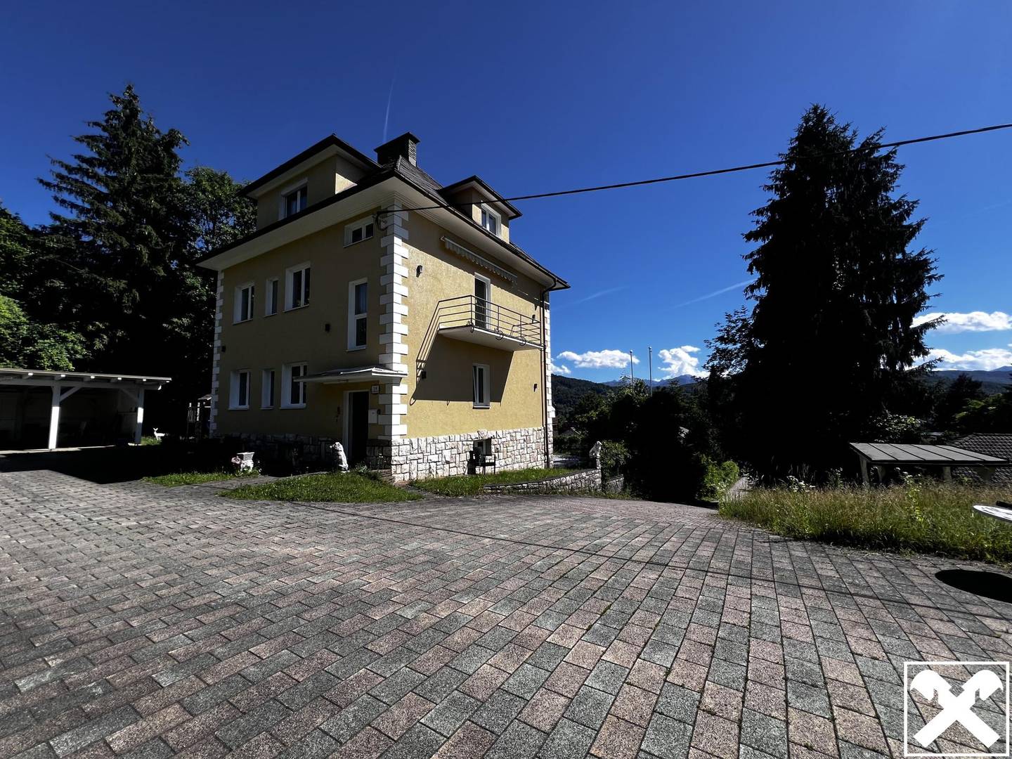 Großzügiges Mehrfamilienhaus mit Terrasse und Balkon