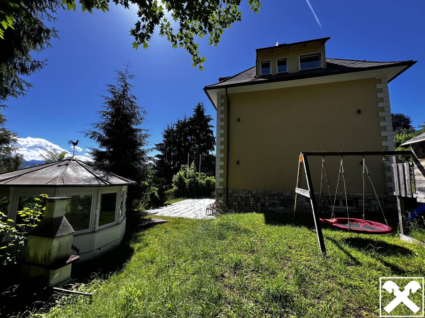 Großzügiges Mehrfamilienhaus mit Terrasse und Balkon