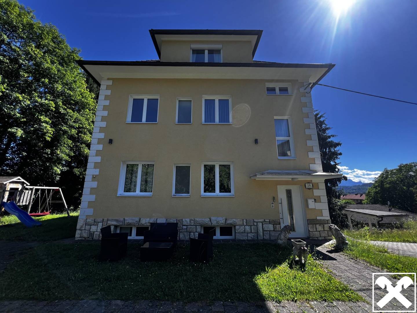 Großzügiges Mehrfamilienhaus mit Terrasse und Balkon