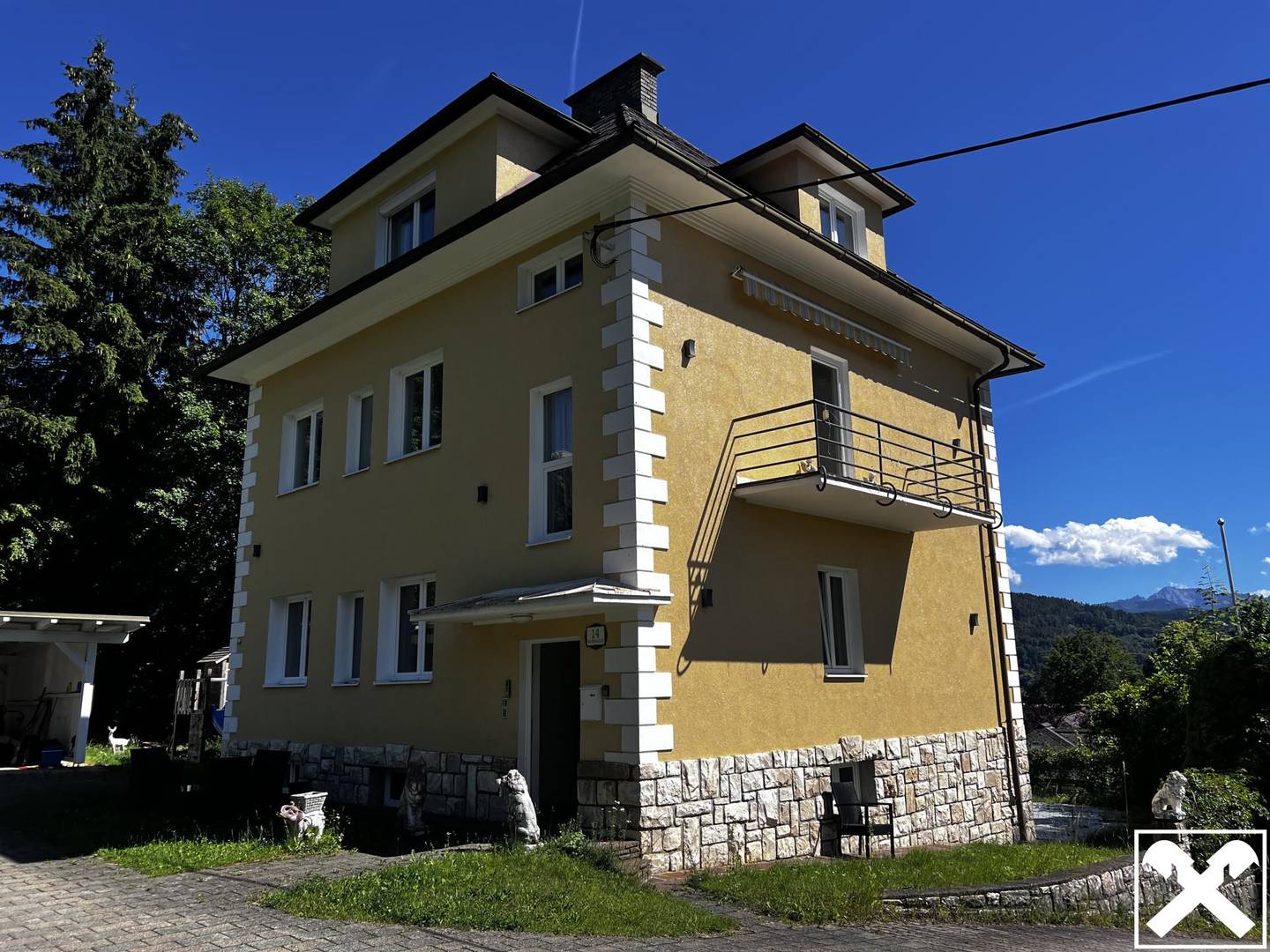 Großzügiges Mehrfamilienhaus mit Terrasse und Balkon