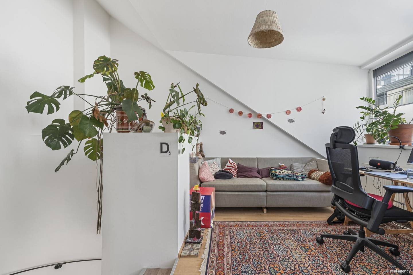 Bright Maisonette Apartment with Open Kitchen in Attic Location
