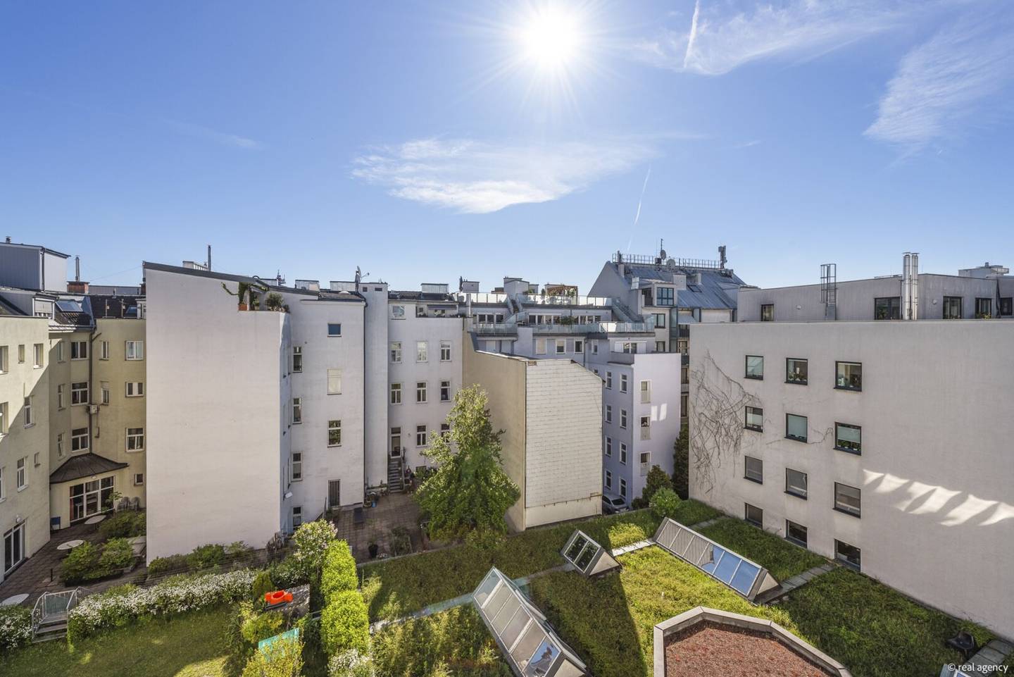Bright Maisonette Apartment with Open Kitchen in Attic Location