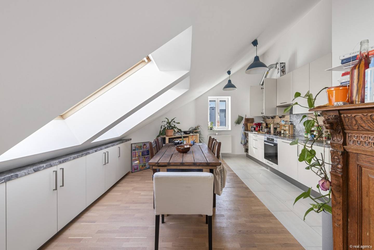Bright Maisonette Apartment with Open Kitchen in Attic Location