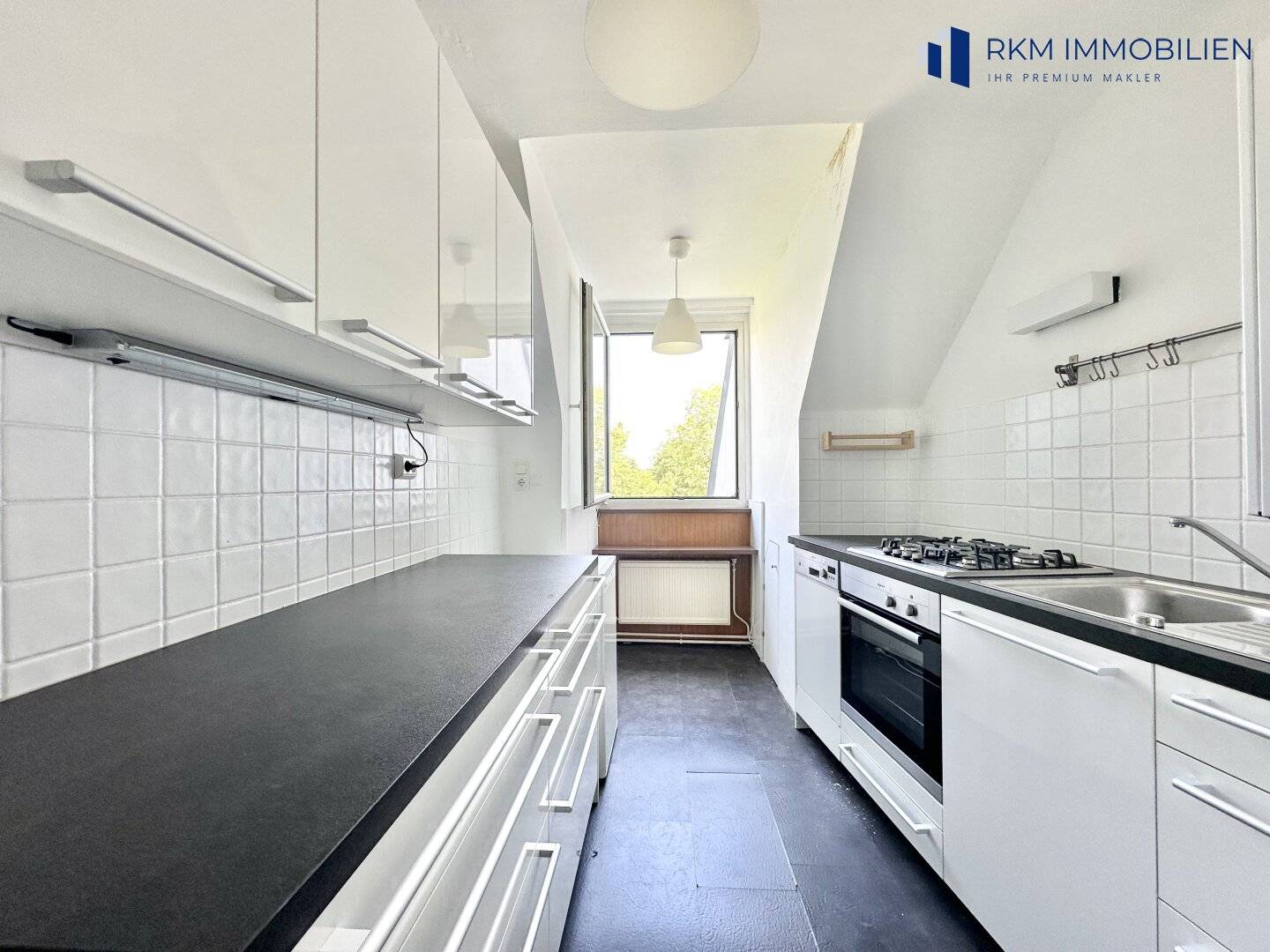Bright attic apartment with fitted kitchen in quiet location near Wienerwald