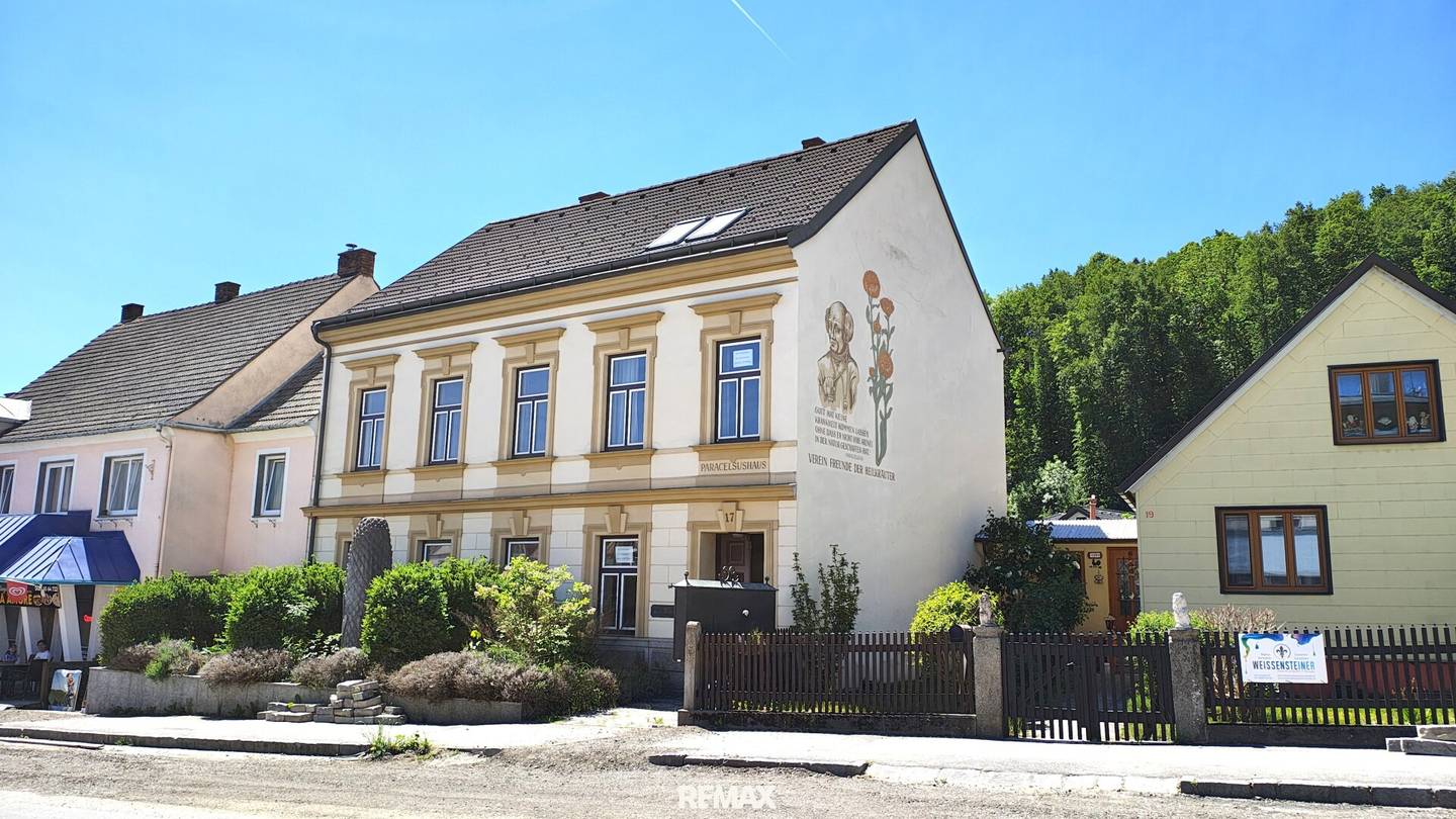 Sanierungsbedürftiges Haus mit Lagerhalle und Garten
