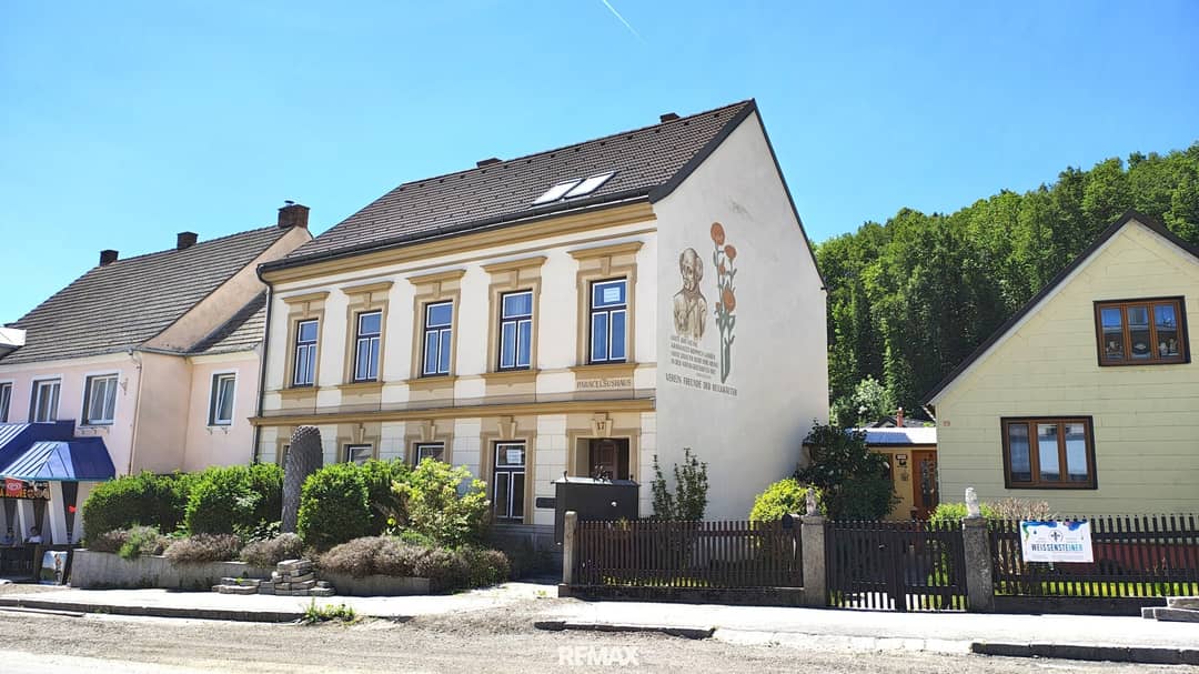 Sanierungsbedürftiges Haus mit Lagerhalle und Garten