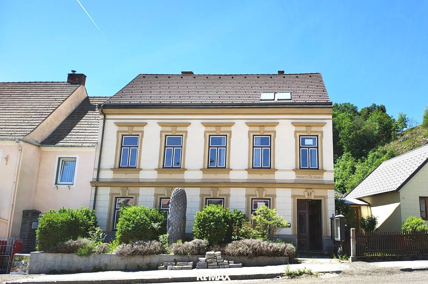 Sanierungsbedürftiges Haus mit Lagerhalle und Garten