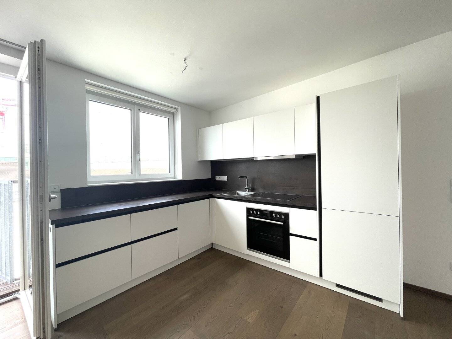 Stilvolle Altbauwohnung mit Balkon in zentraler Lage