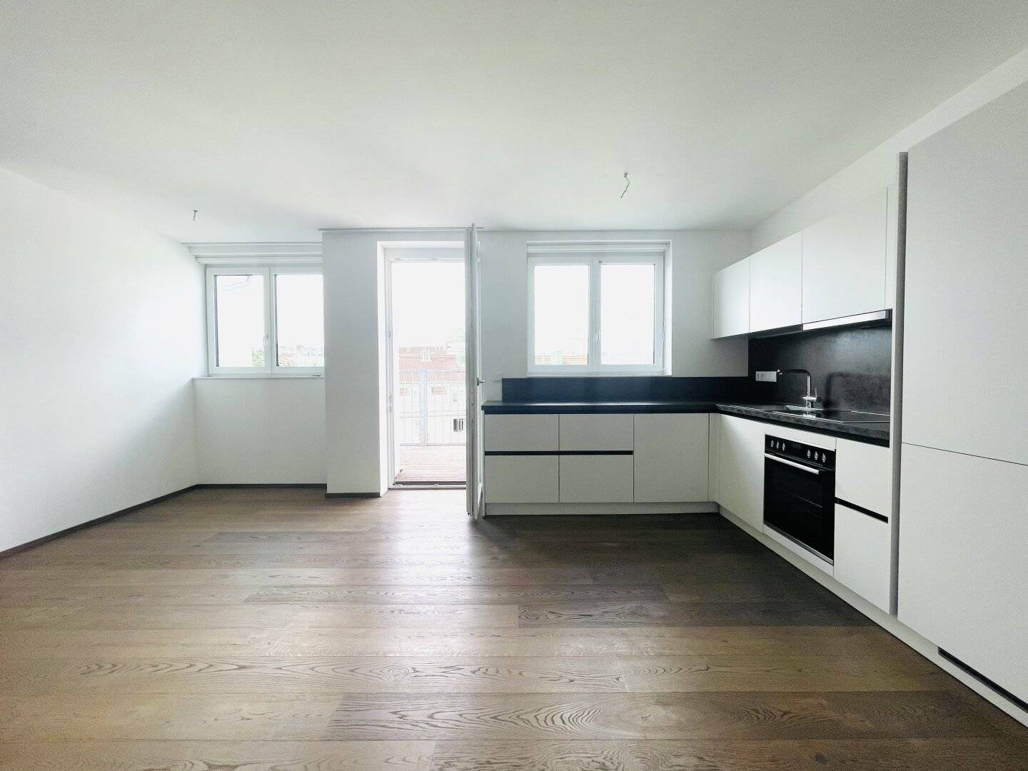 Stilvolle Altbauwohnung mit Balkon in zentraler Lage