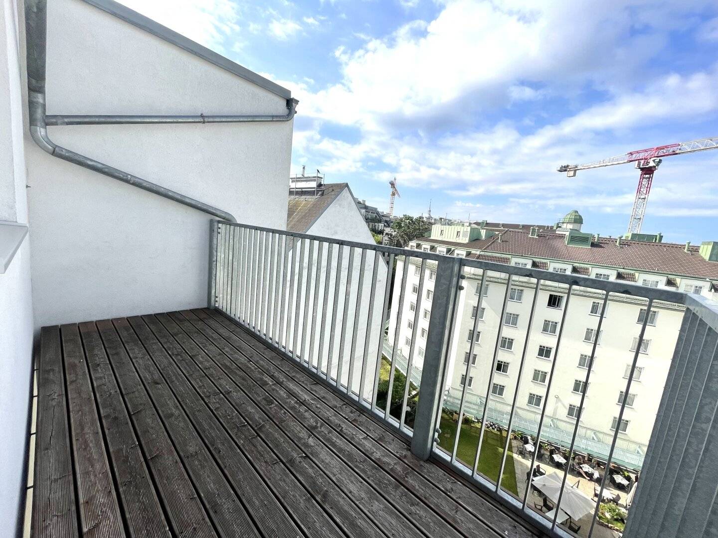 Stilvolle Altbauwohnung mit Balkon in zentraler Lage