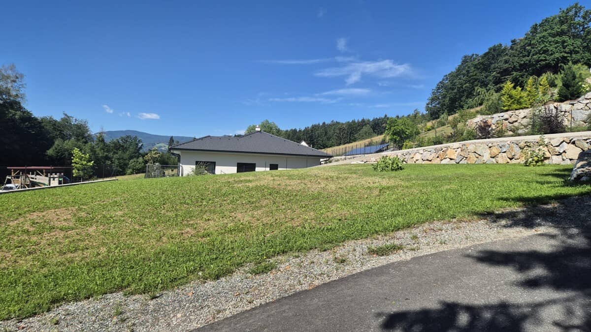 Baugrundstück auf sonnigem Südhang mit Fernblick