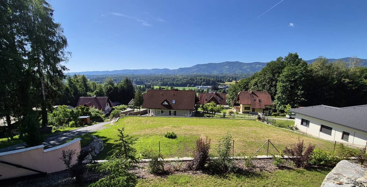 Baugrundstück auf sonnigem Südhang mit Fernblick