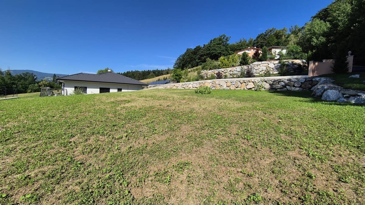 Baugrundstück auf sonnigem Südhang mit Fernblick
