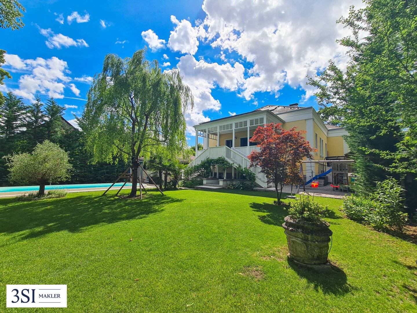 Energy self-sufficient villa with pool and garden in central location