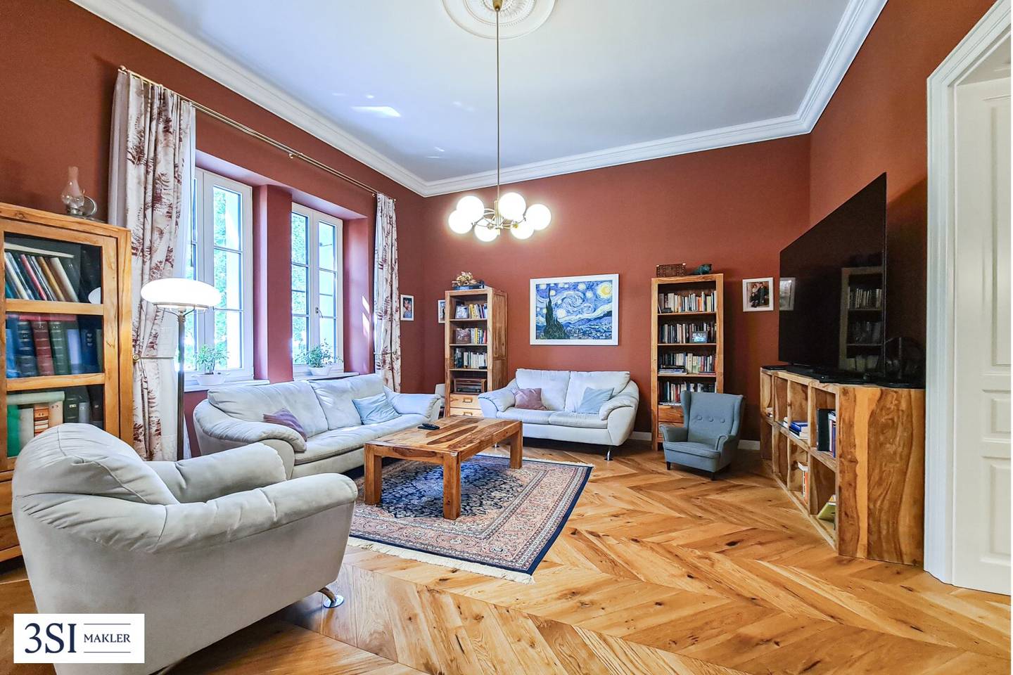 Energy self-sufficient villa with pool and garden in central location