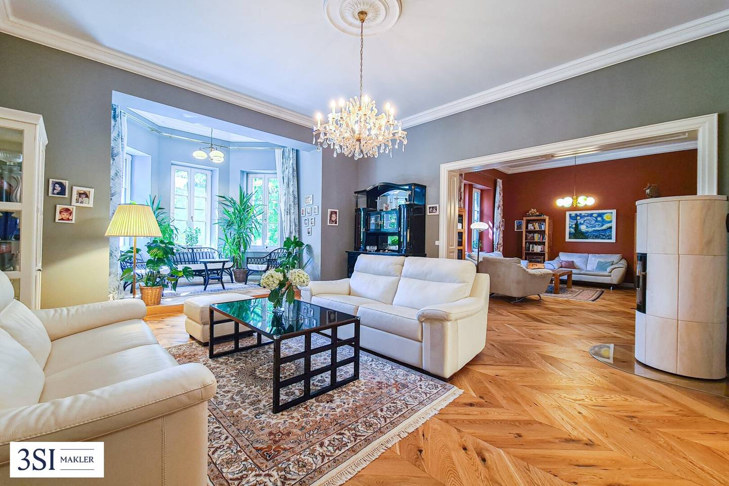 Energy self-sufficient villa with pool and garden in central location