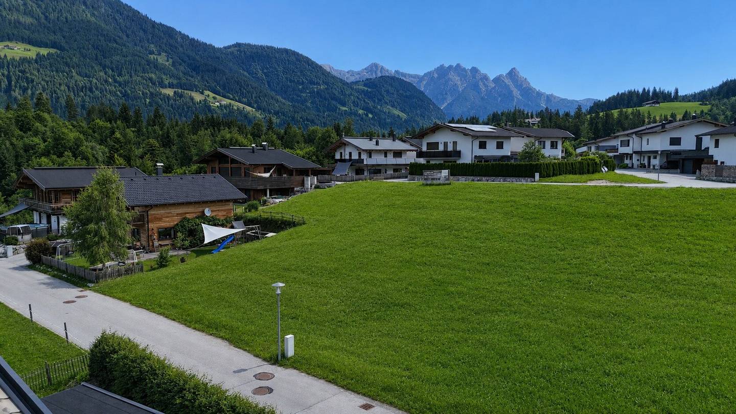 Baugrundstück mit genehmigter Planung und Panoramablick in Fieberbrunn