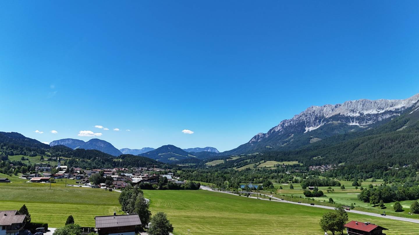 Grundstück mit Altbestand und Bergblick in Ellmau