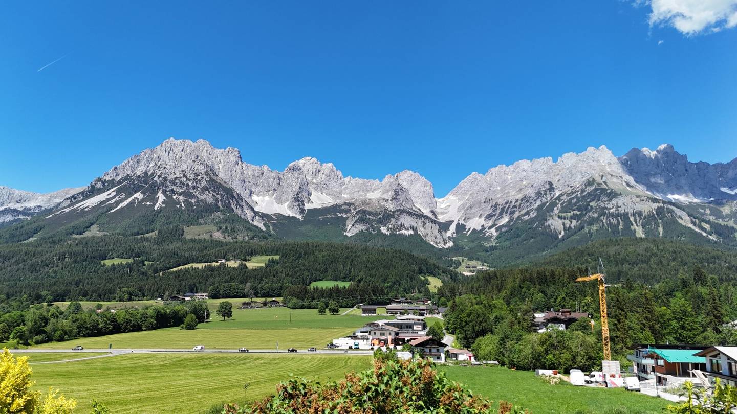 Grundstück mit Altbestand und Bergblick in Ellmau