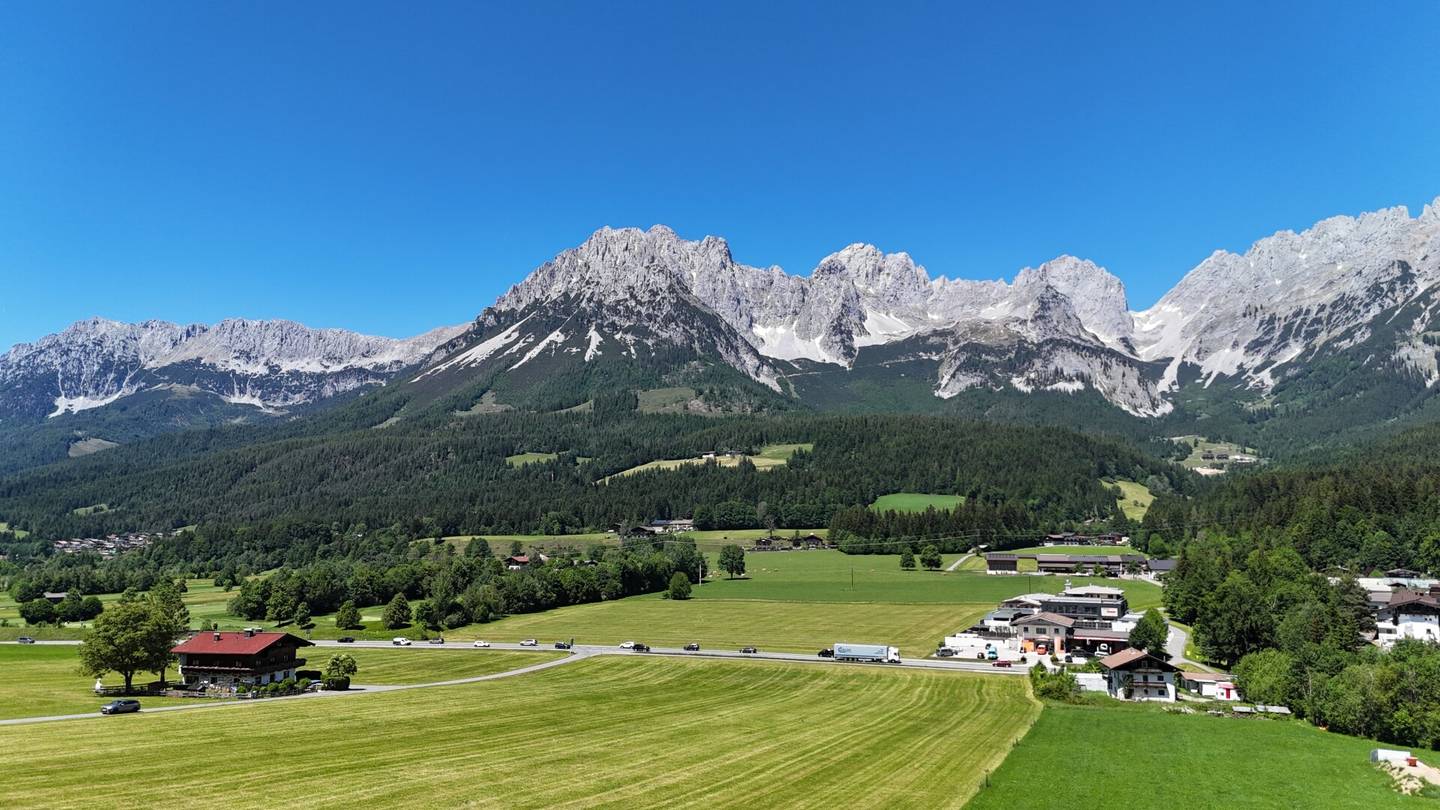 Grundstück mit Altbestand und Bergblick in Ellmau