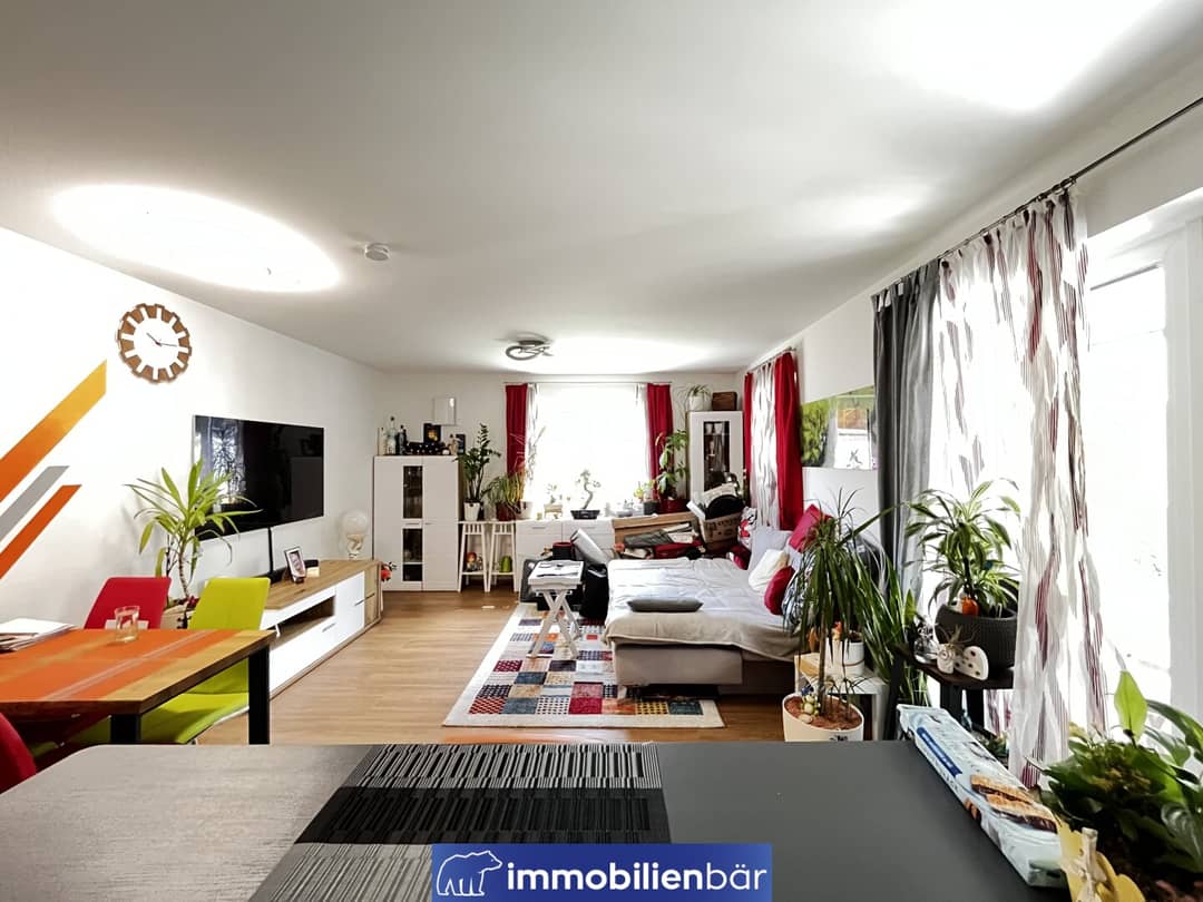 Helle Gartenwohnung mit Terrasse und Carport in zentraler Lage