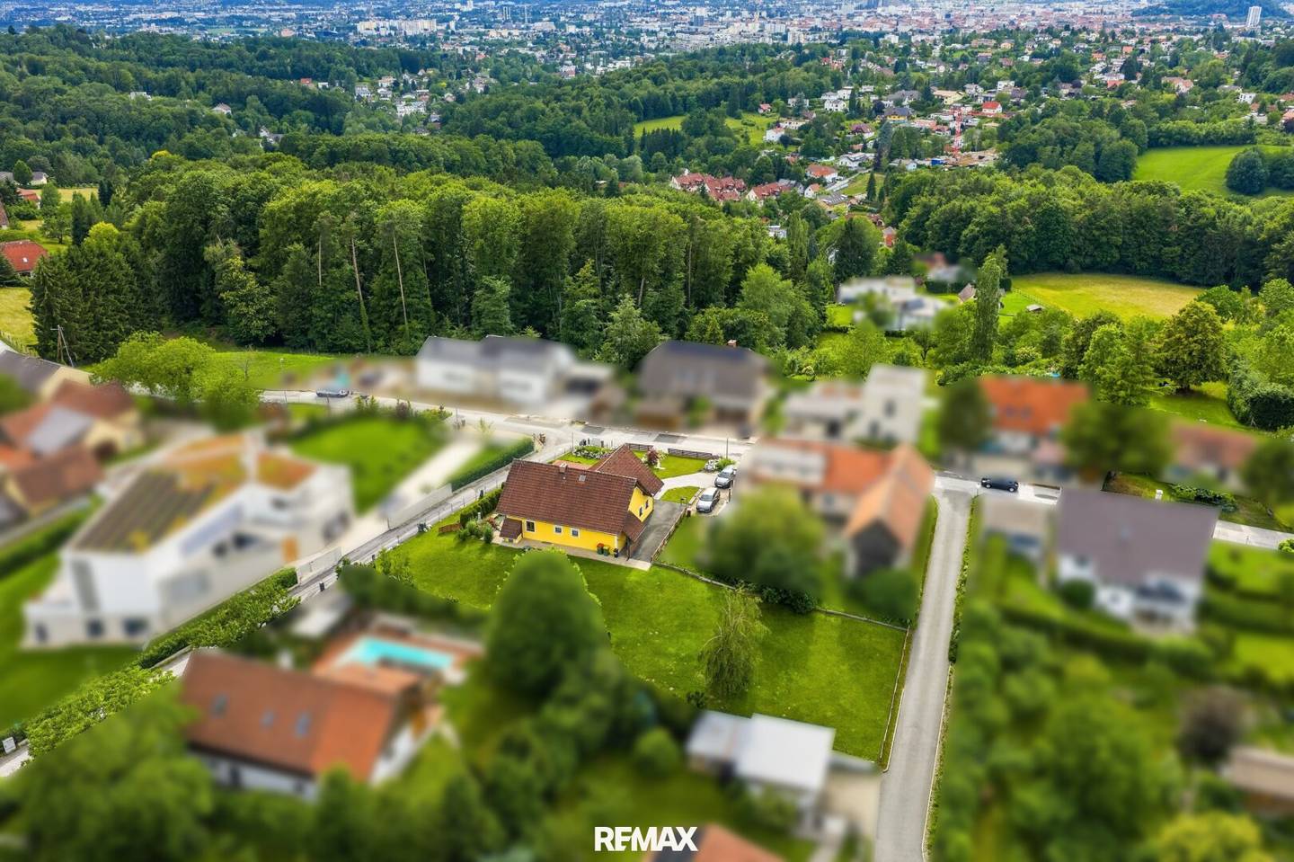 Sonniges Einfamilienhaus mit Wintergarten und Balkonen in Petersbergen
