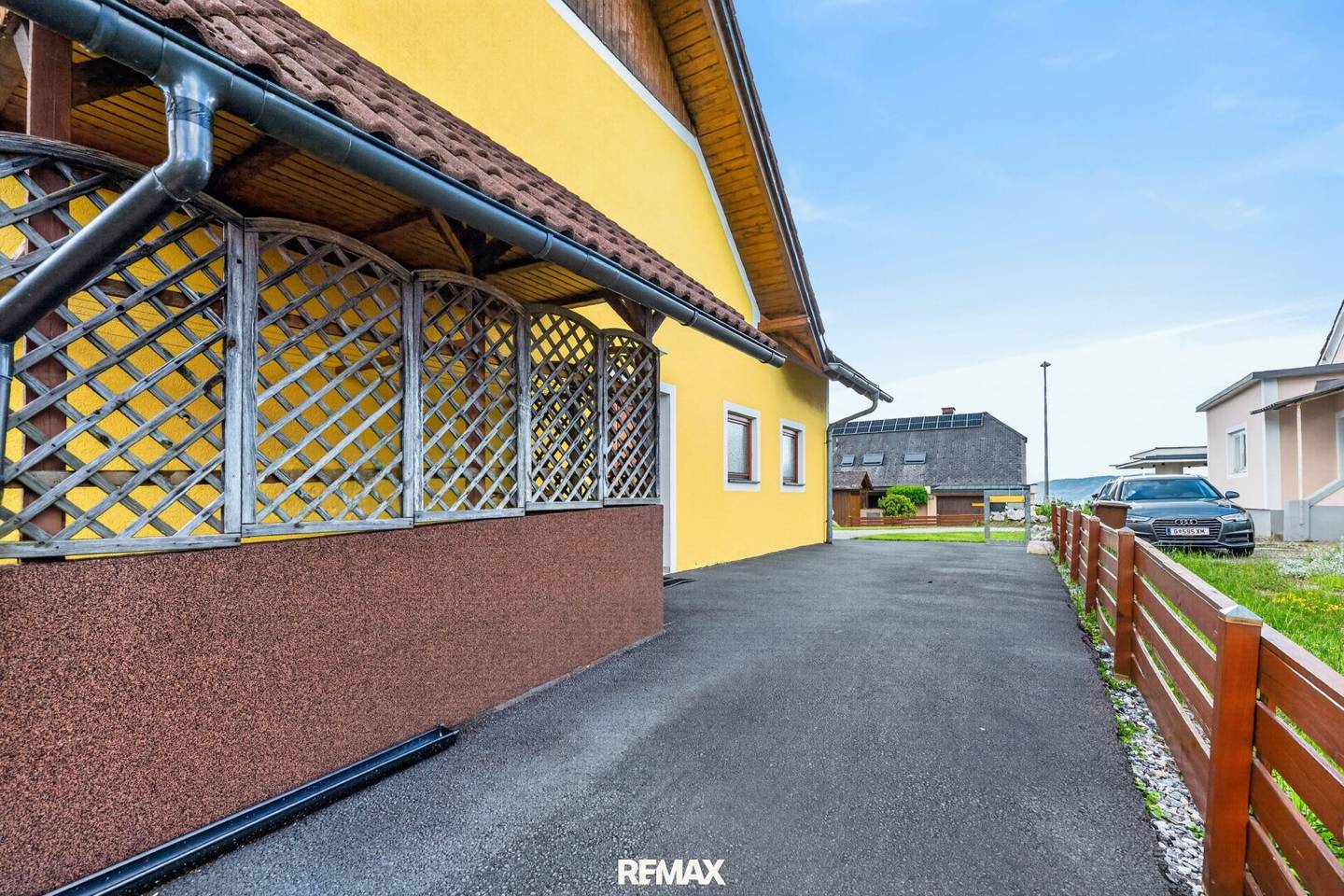 Sonniges Einfamilienhaus mit Wintergarten und Balkonen in Petersbergen
