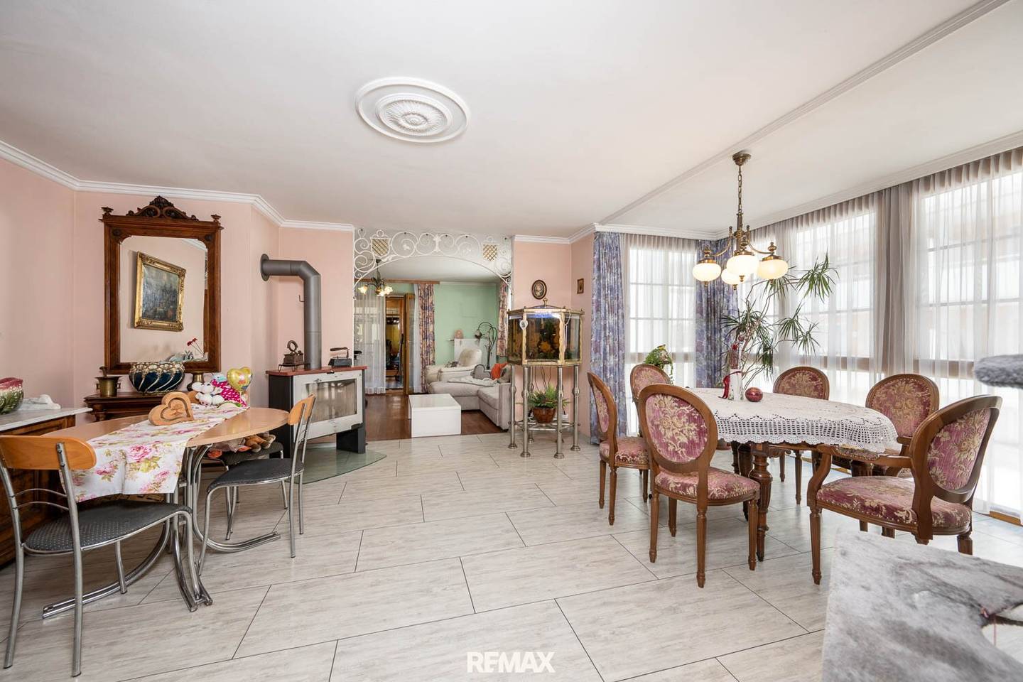Großzügige Terrassenwohnung mit Wintergarten und Garage
