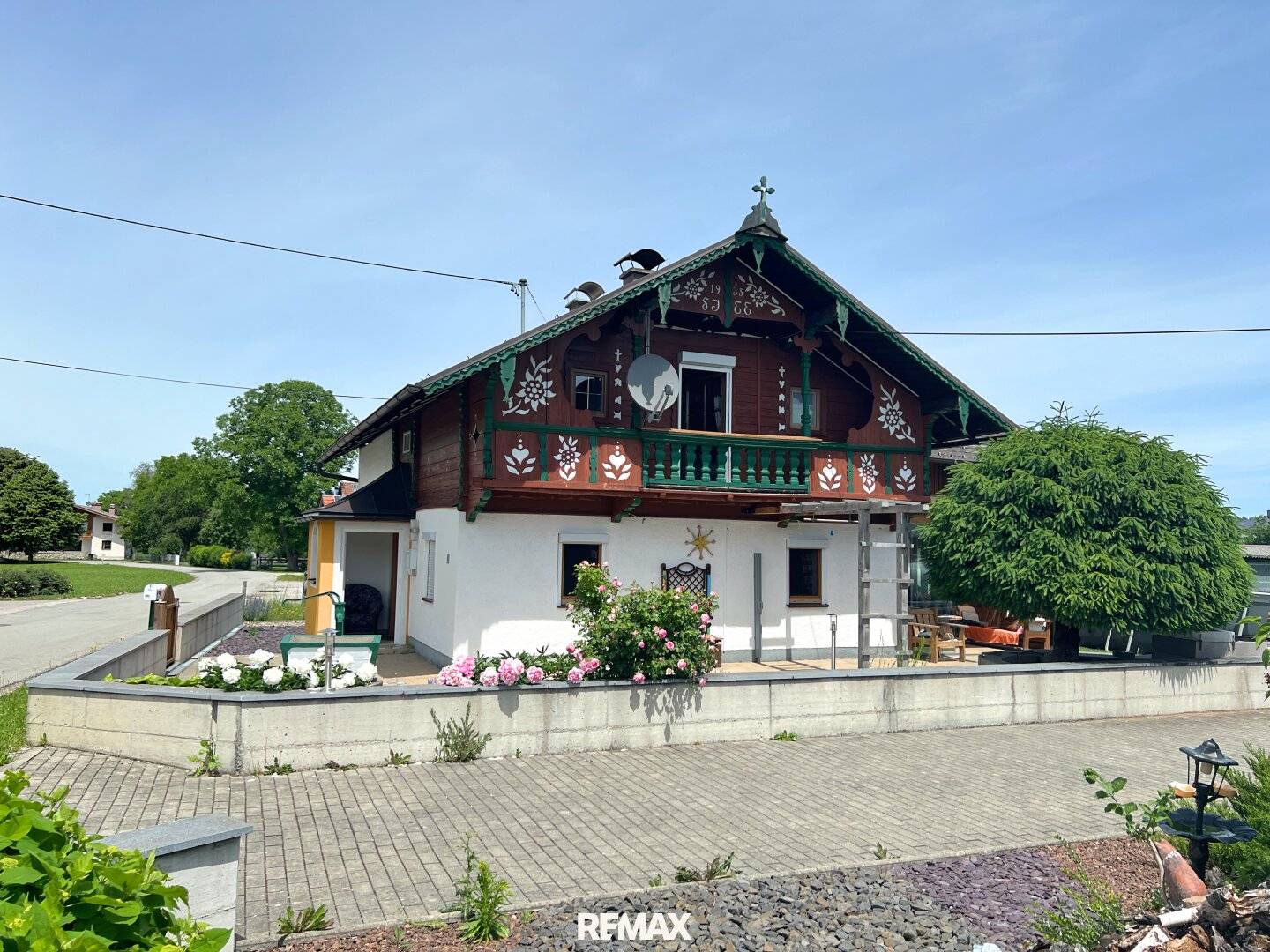 Einfamilienhaus mit Wintergarten und großem Garten