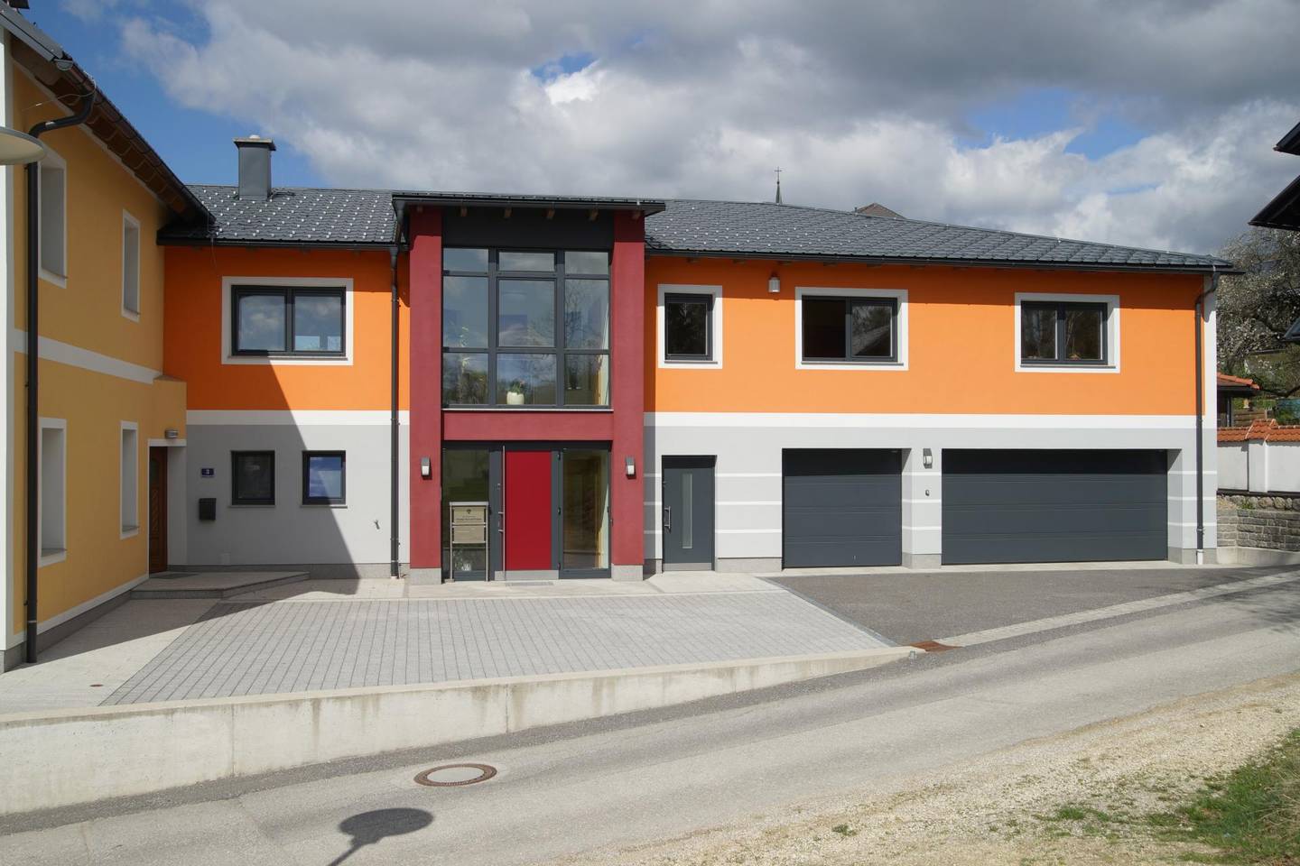 Heller Bürotrakt mit Garten und Garage im Ortszentrum