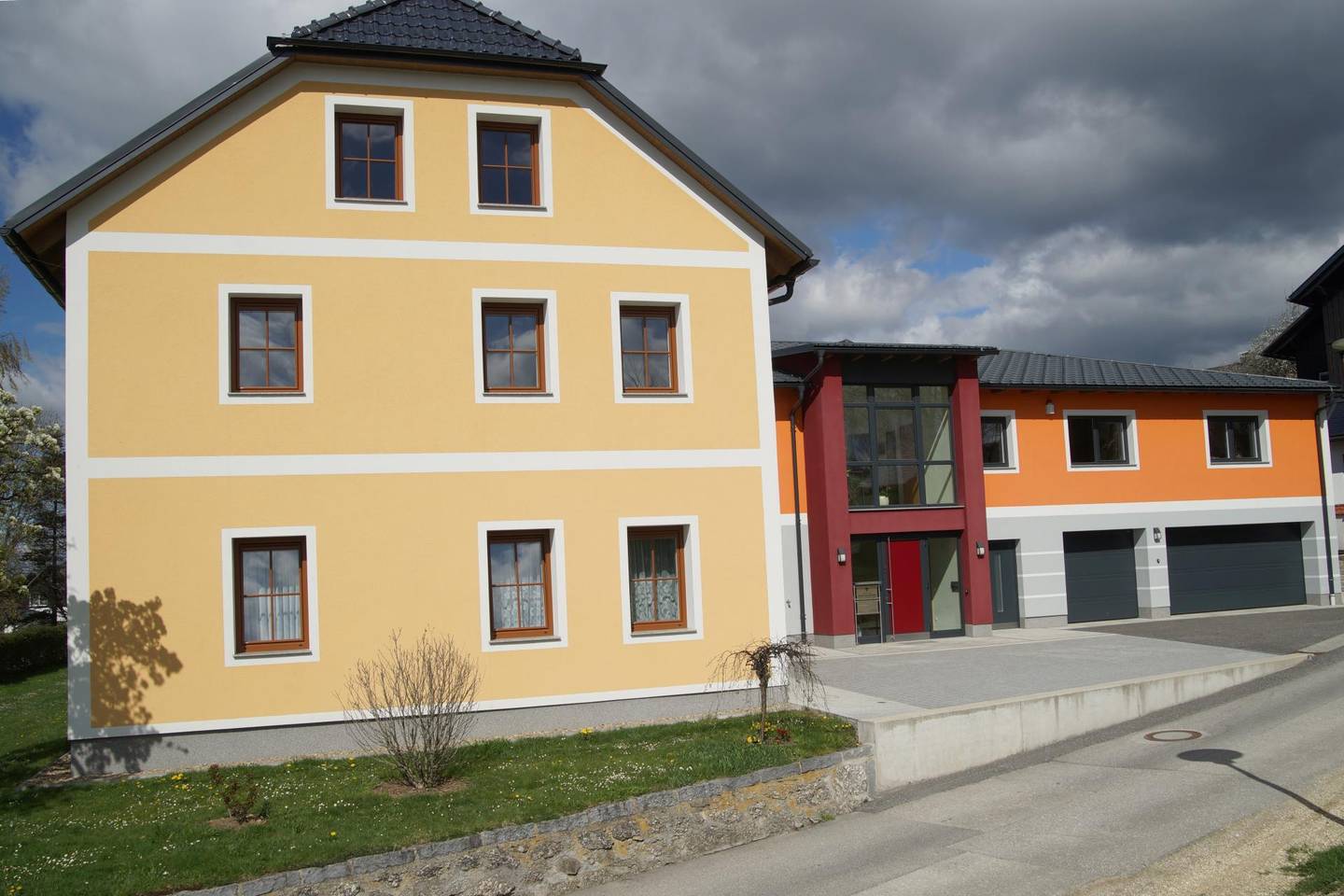 Heller Bürotrakt mit Garten und Garage im Ortszentrum