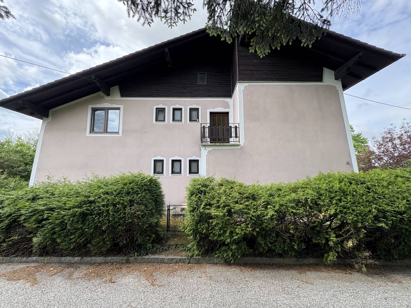 Spacious house with cellar and garden plot in Aspach