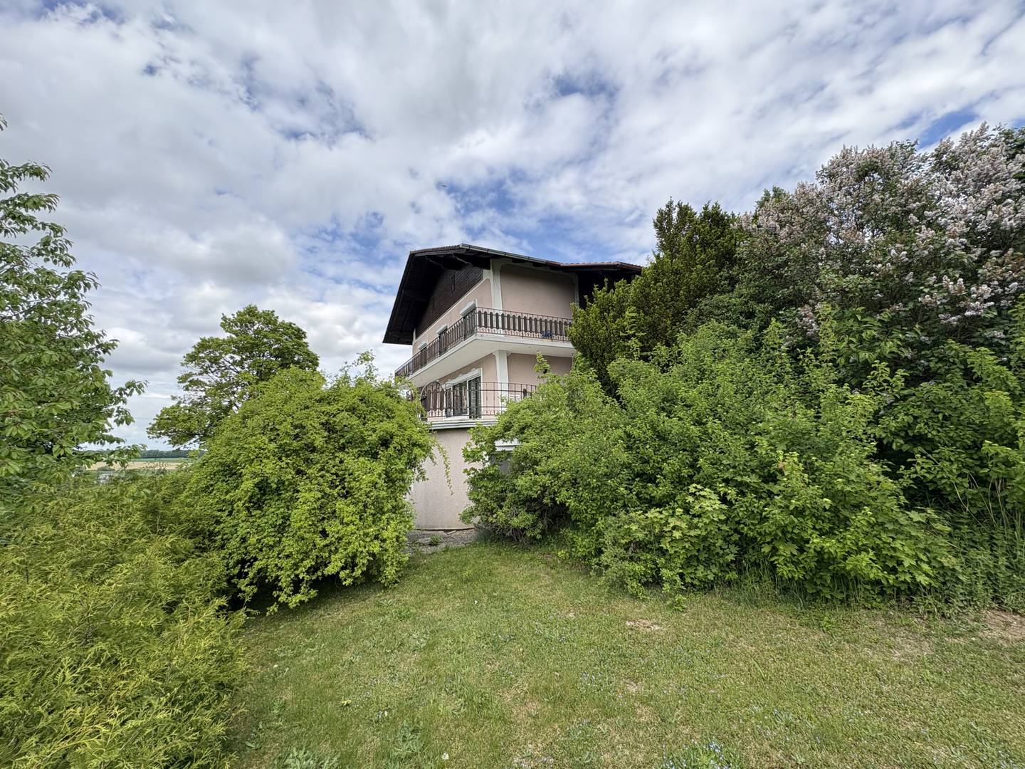 Spacious house with cellar and garden plot in Aspach