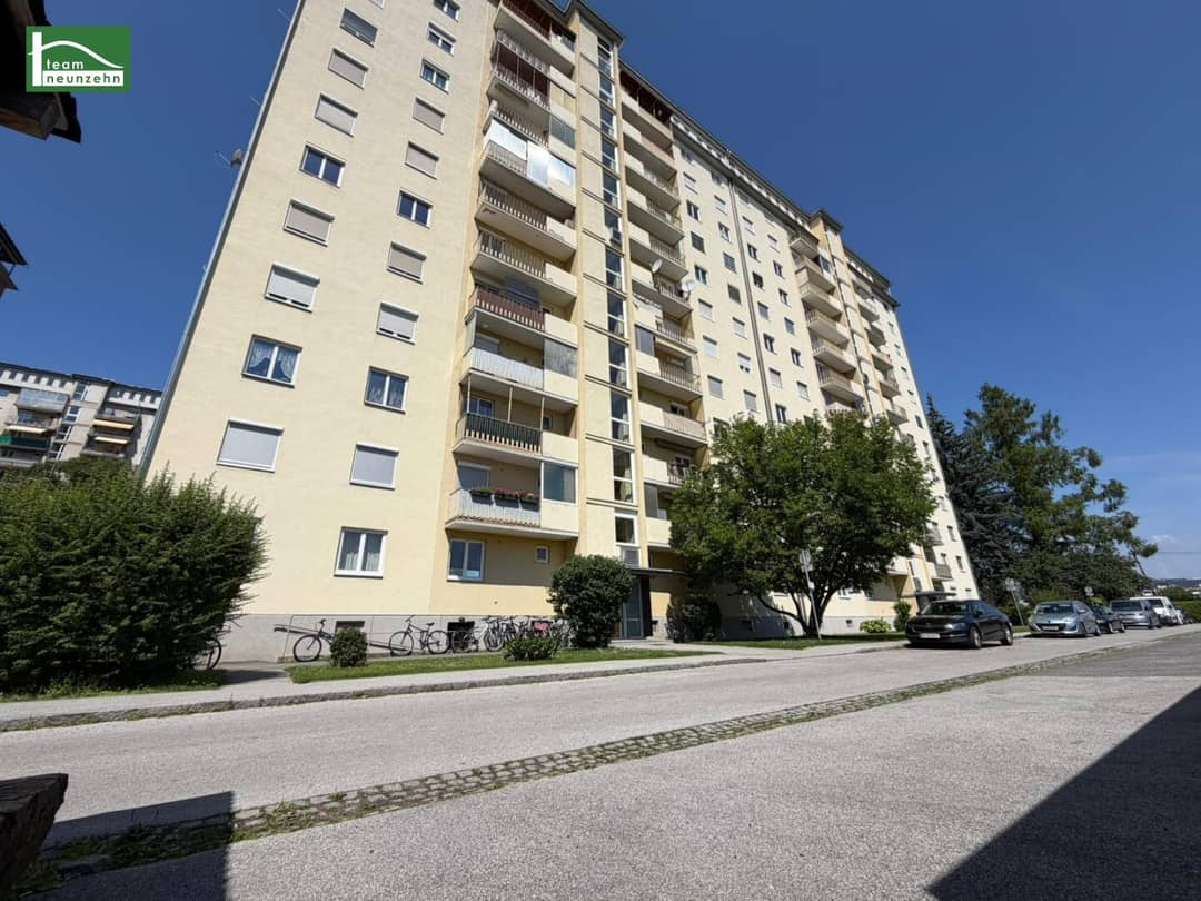 Helle 2 Zimmer Wohnung mit Parkett im 6. Obergeschoss