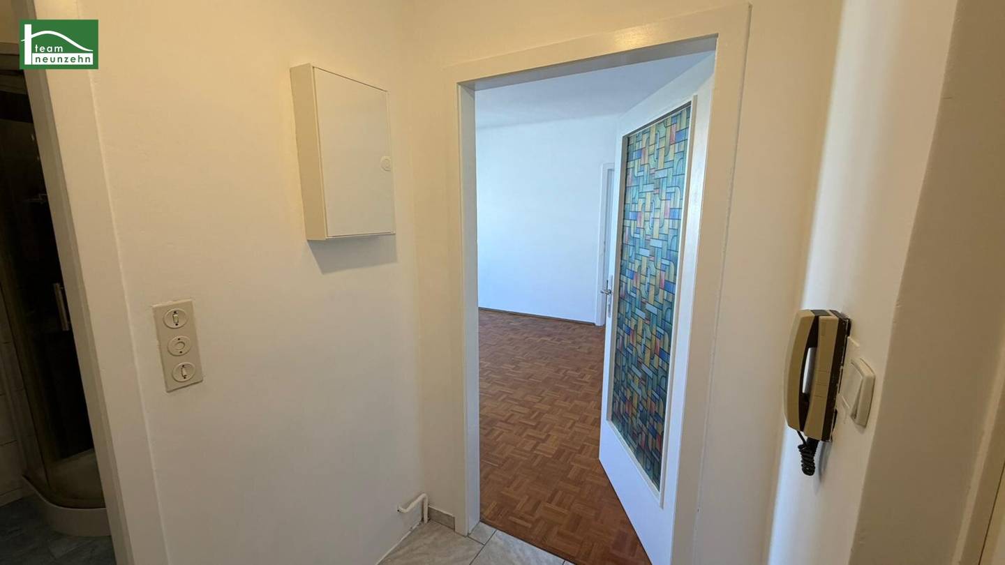 Bright 2-room apartment with parquet on the 6th floor