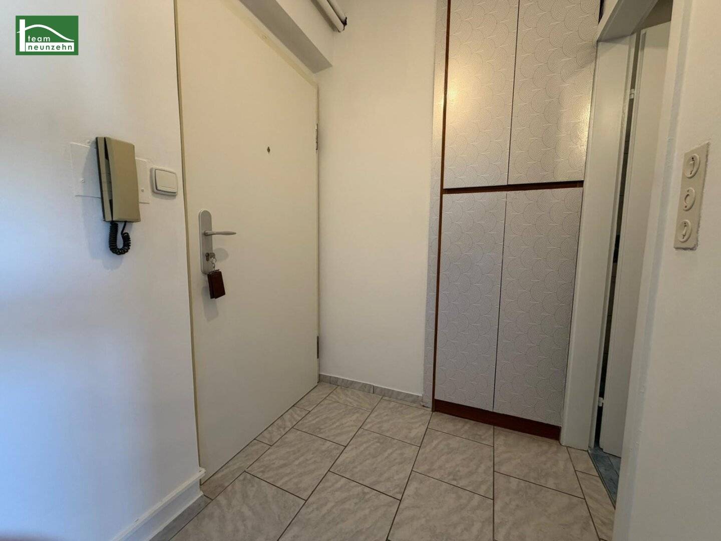 Bright 2-room apartment with parquet on the 6th floor