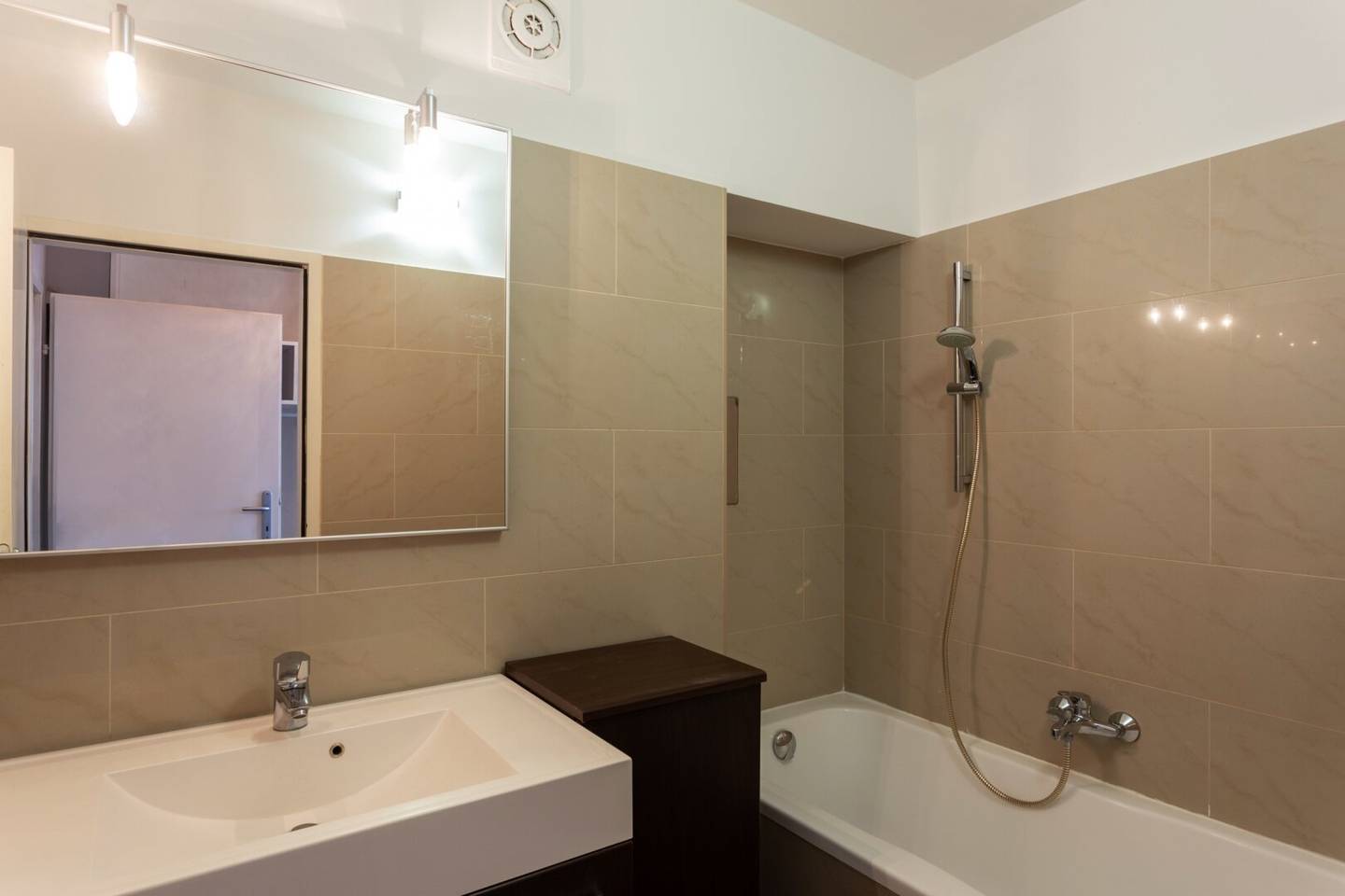 Helle Etagenwohnung mit Stadtblick und Stellplatz in zentraler Lage