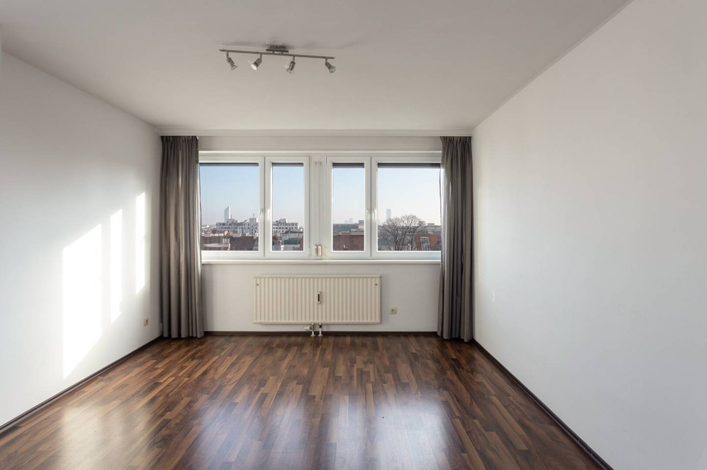 Helle Etagenwohnung mit Stadtblick und Stellplatz in zentraler Lage