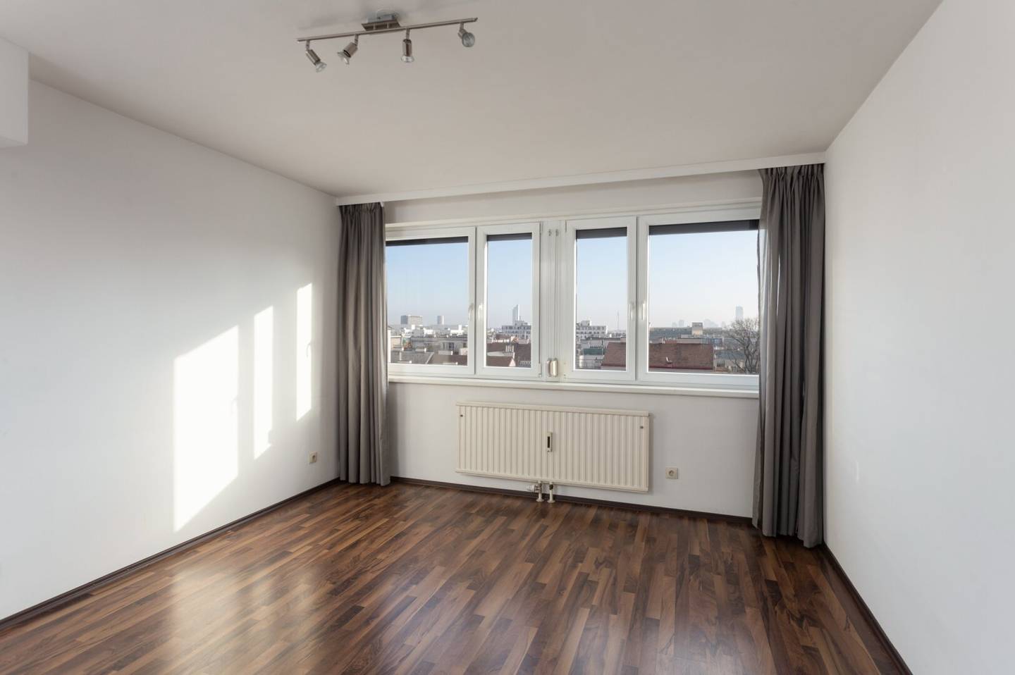 Helle Etagenwohnung mit Stadtblick und Stellplatz in zentraler Lage