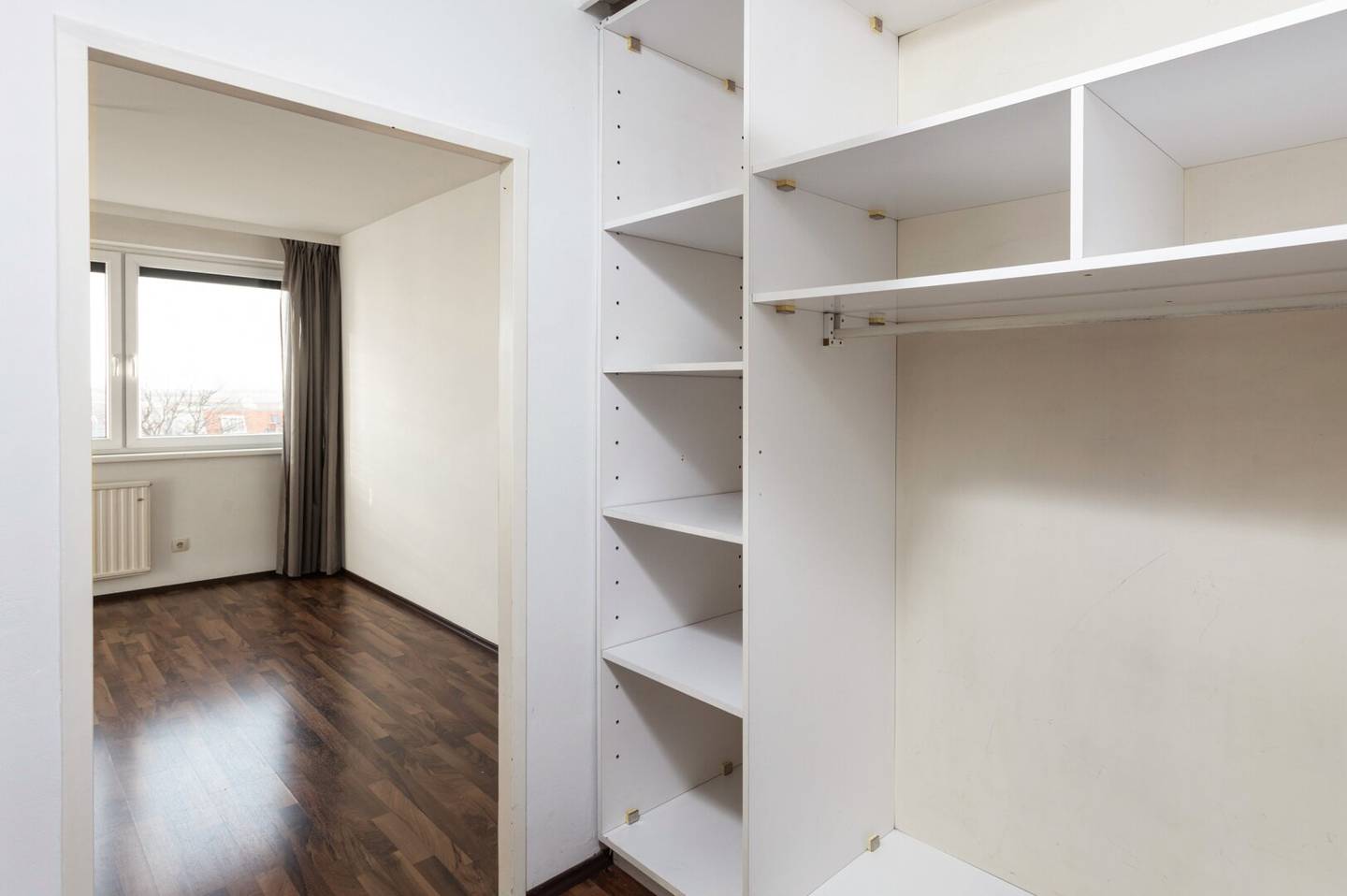 Helle Etagenwohnung mit Stadtblick und Stellplatz in zentraler Lage