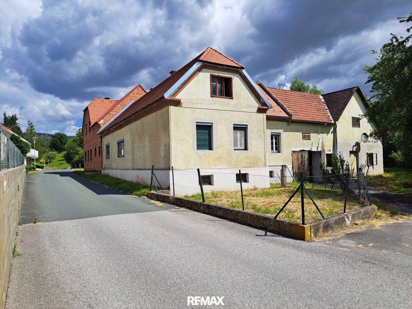 Geräumiges Haus mit großem Grundstück in zentraler Lage