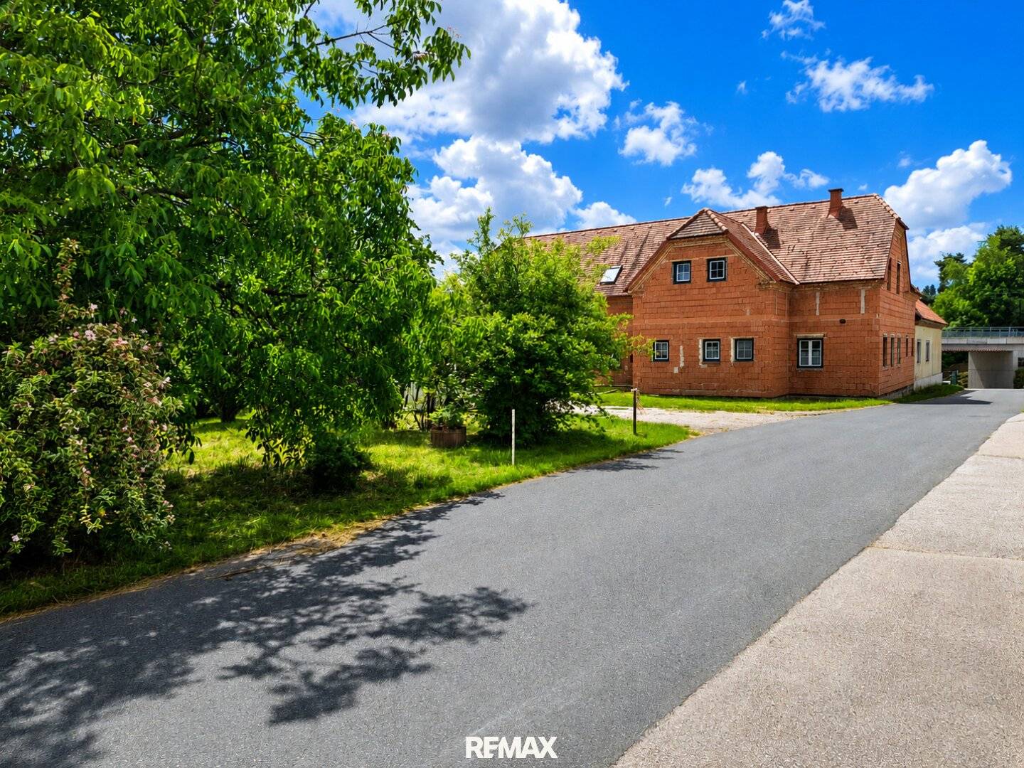 Geräumiges Haus mit großem Grundstück in zentraler Lage