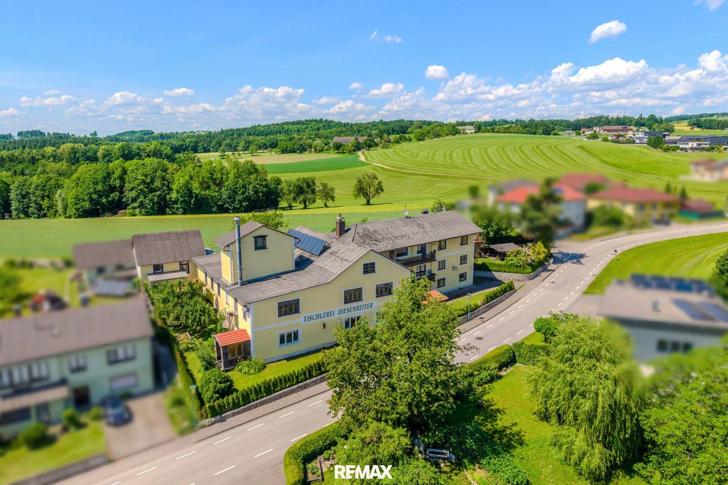Einfamilienhaus mit Wintergarten Werkstatt und vier Garagen